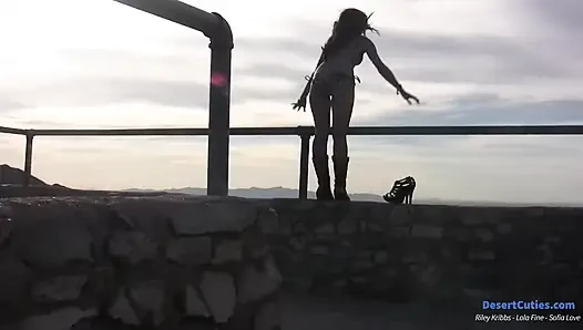 Drei Mädchen in Bikinis Auf Einem Berggipfel Ziehen Sich Aus Und Spielen Miteinander