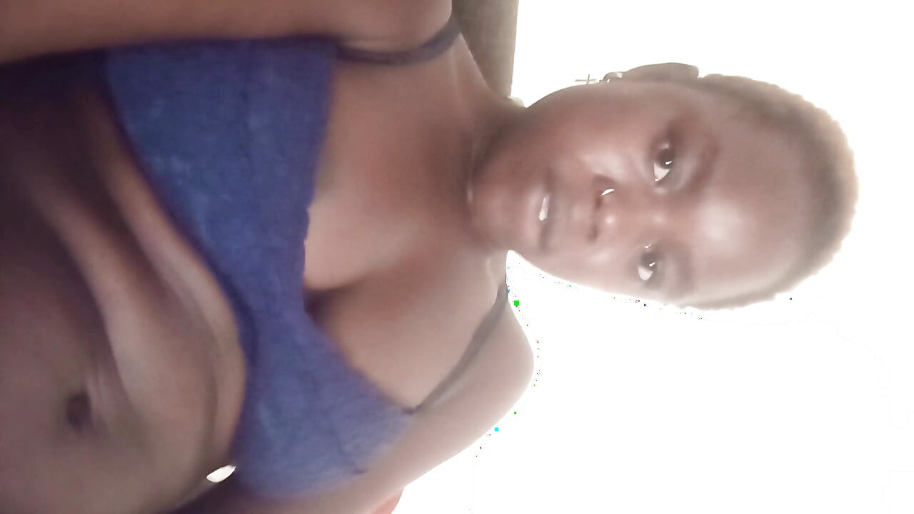 用手指插我濕漉漉的騷穴，驚人的腿抖動呻吟高潮