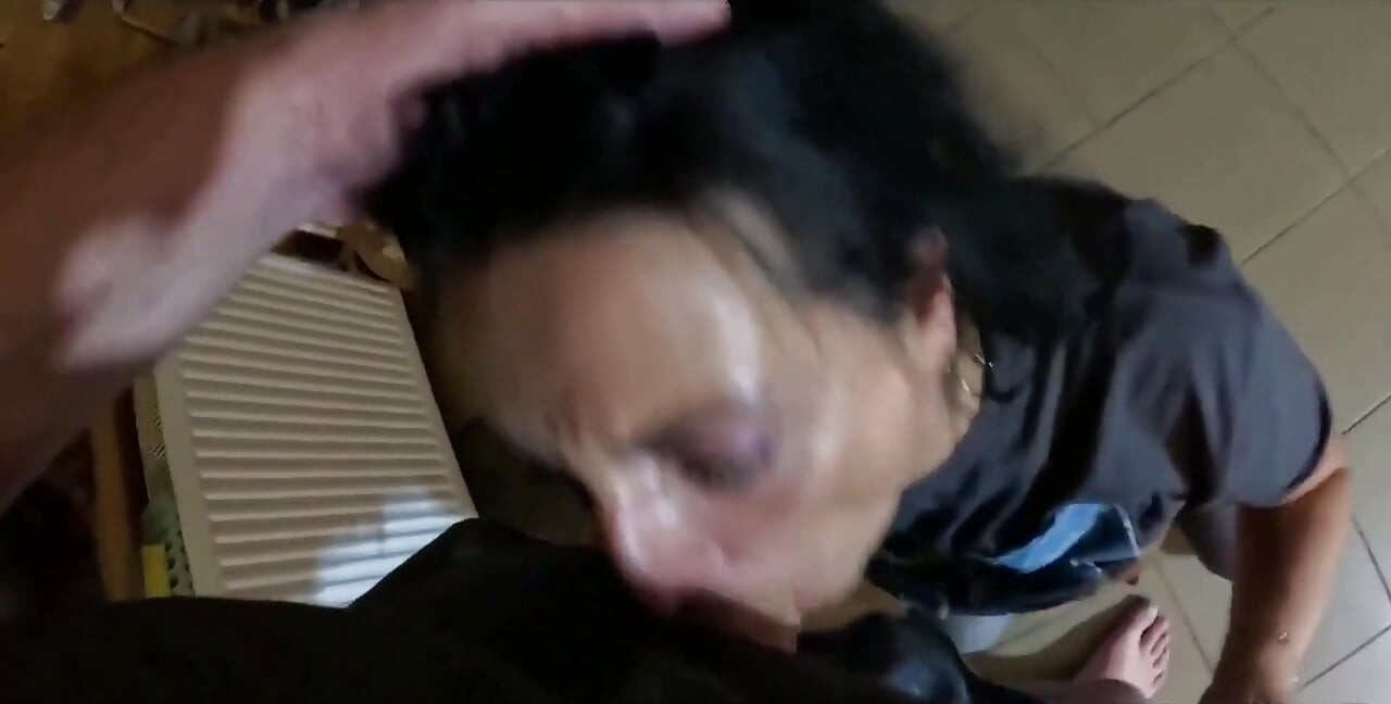 緊身牛仔褲舞蹈蕩婦堵嘴操臉並射在我的坦加斯身上