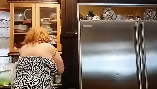 Memasak daging babi untuk makan malam dan pamer saat aku memasak