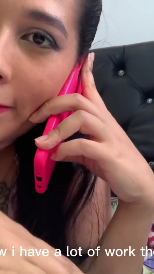 No telefone com meu marido enquanto eu fodo seu melhor amigo | Clipe 1