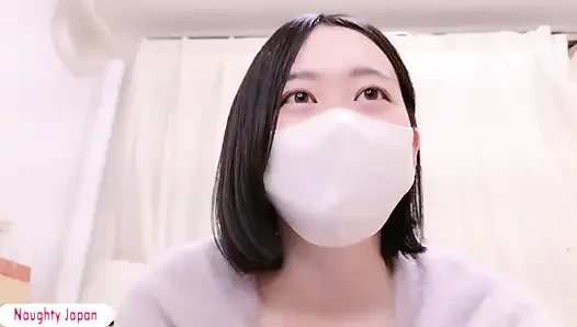 Wanita imut pucat dengan pesona alami, keingintahuan yang menyenangkan tertangkap dalam momen intim yang berfokus pada diri sendiri ke-2