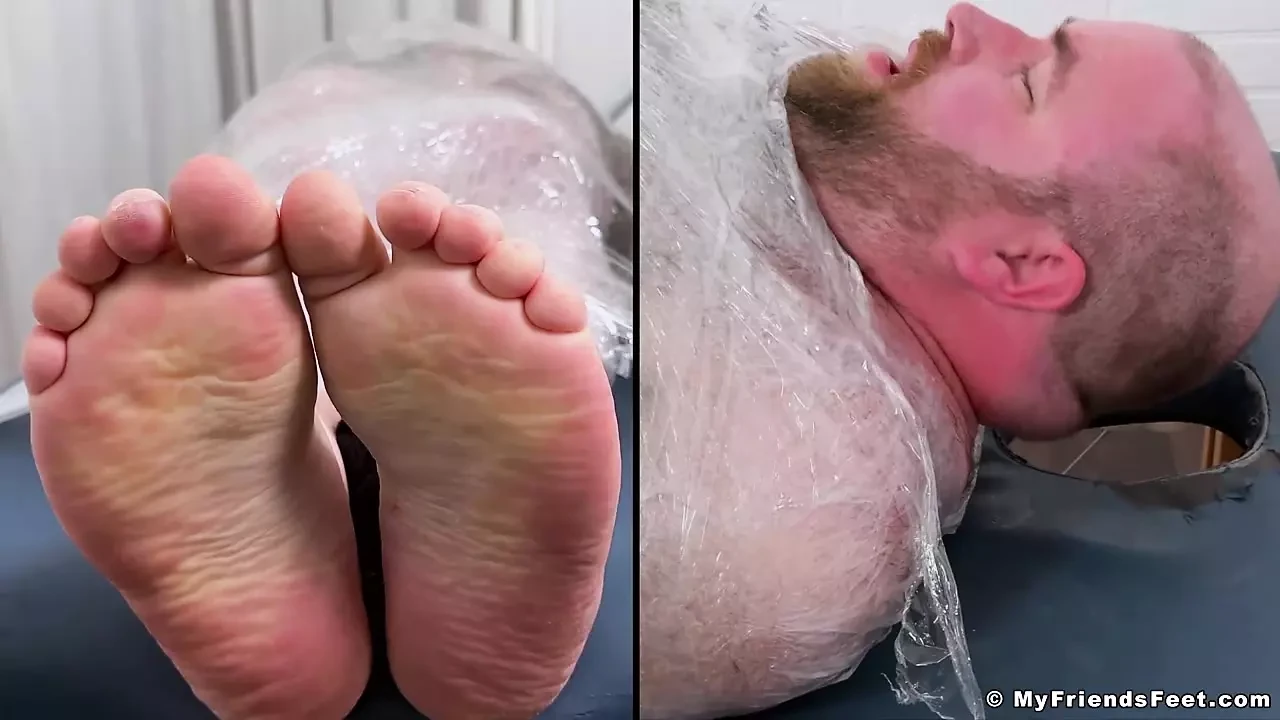 MyFriendsFeet: Tommy Bearhama je mumificirani i kikoće se stopalima golica