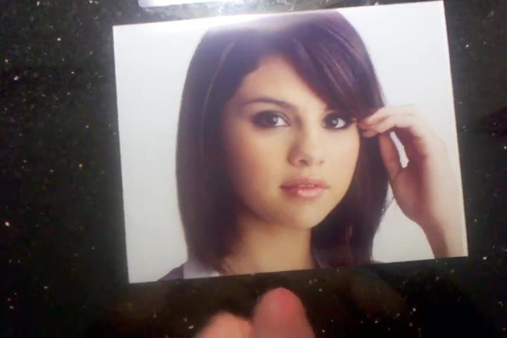 Cum on Selena