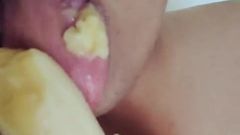 Bhabhi seksi memberikan blowjob seperti bintang porno ke pisang