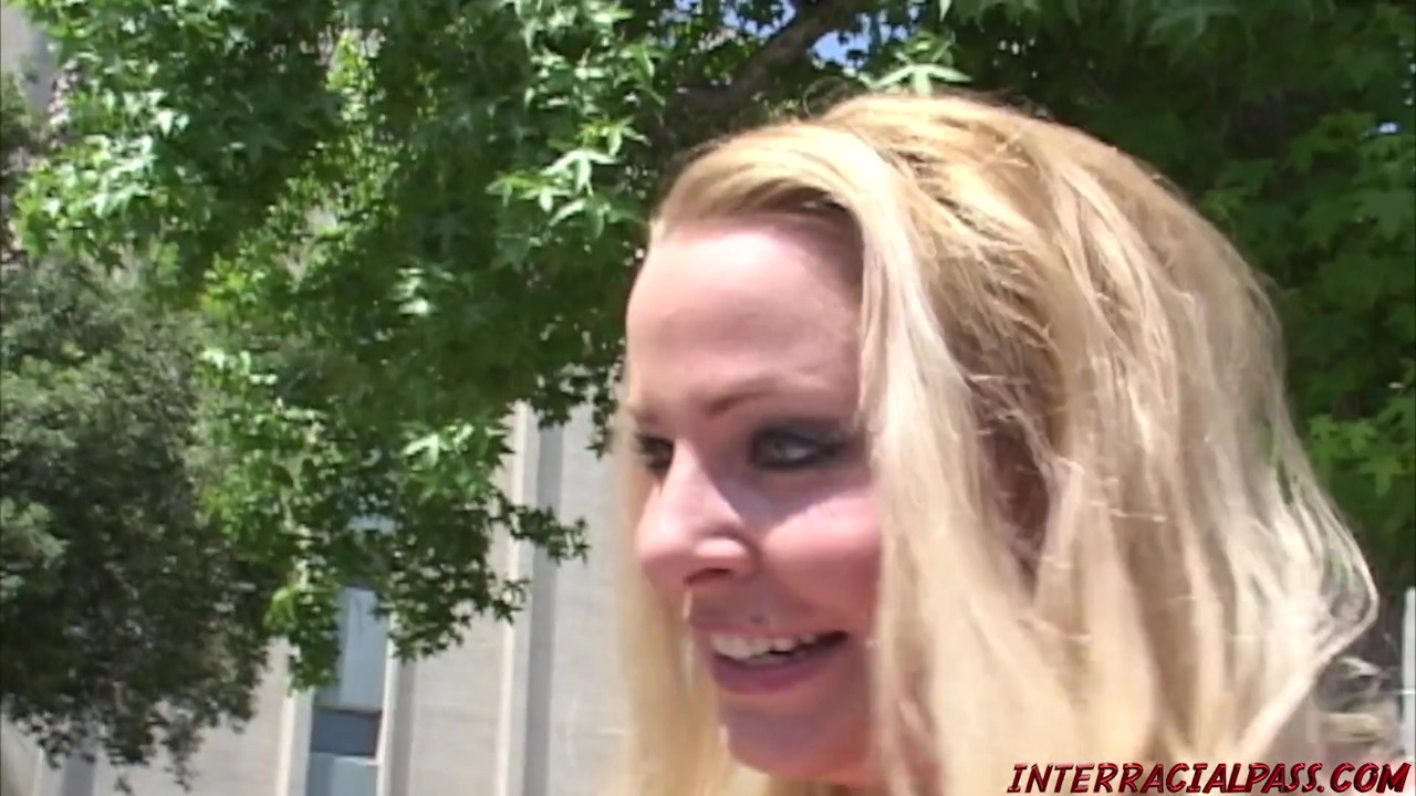 金髪妻がブラックジラの巨大な黒いチンポを騙す