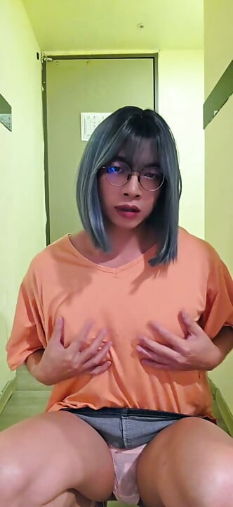 伪娘婷萱开着酒店房门发骚