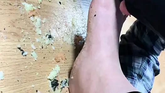 Er nimmt sein Essen dank meiner Füße...