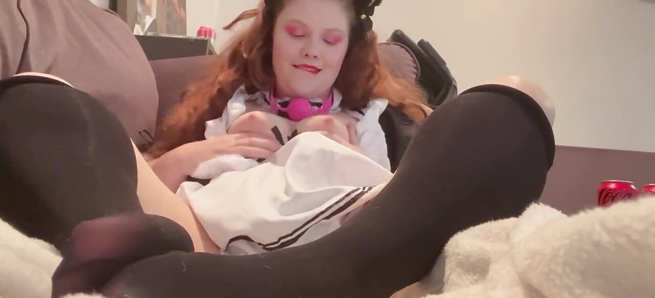 顺从的女仆用睾丸堵嘴乱搞和潮吹