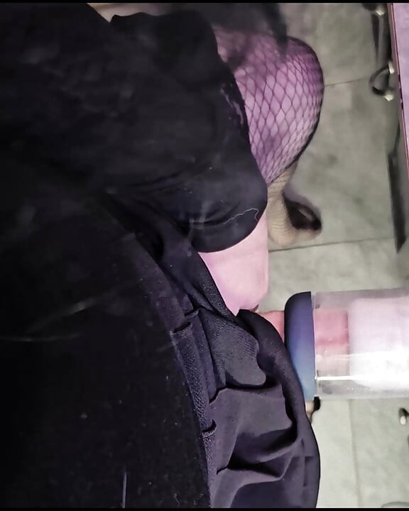 Доильный аппарат Фембой: застенчивый фембой с симпатичными ступнями отсасывает машина, берет его в постель, затем трахает его