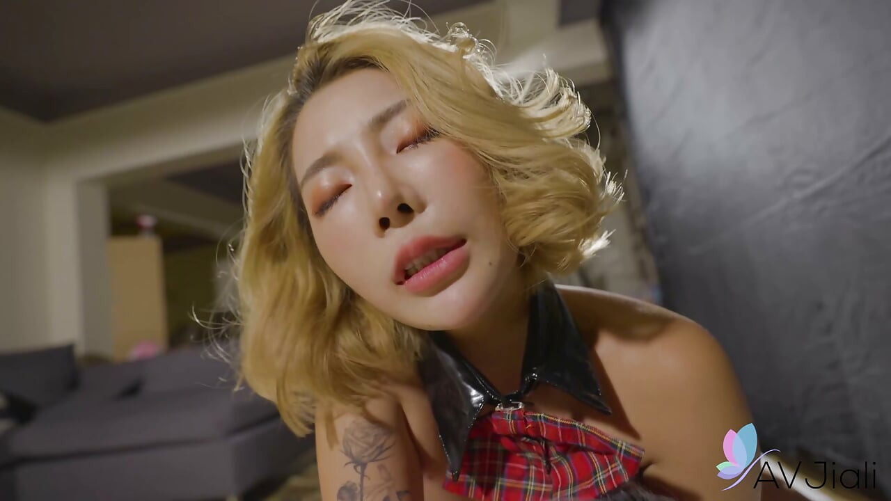 金髪の中国人女性Stacyが激しいセックスに没頭する。
