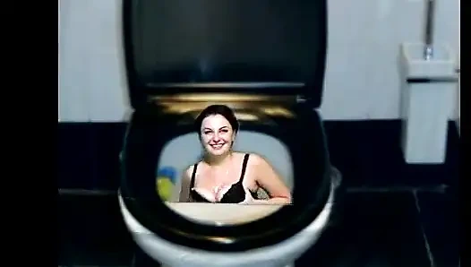 Kate vücudunun bir parçasıyla dans ederken kendini tuvalete atıyor