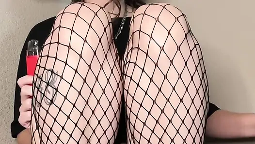 Cewek sange dengan stoking jala ini menggodamu dengan mengintip memekku