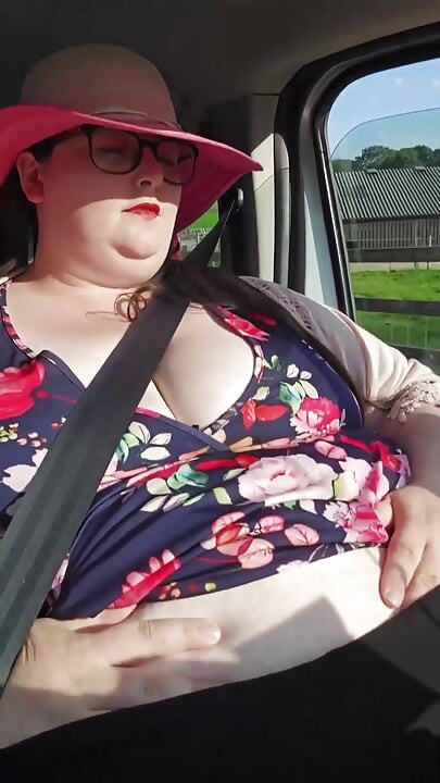 SSBBW σε παιχνίδι με κοιλιά αυτοκινήτου