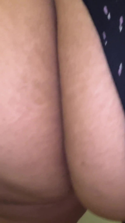 A madrasta enorme da minha amiga me deixa transar com ela enquanto o marido dela trabalha | Clipe 1