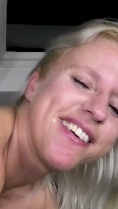 Tysk blond husmor bliver kneppet uden kondom efter utroskab | Klip 1