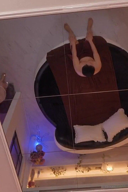 Fofa terapeuta adora dar serviço para curá-lo com sorriso, um salão de massagem dos homens piedosos parte 3