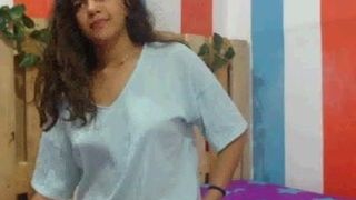 Linda chica muestra su sujetador negro puesto y muestra los pezones