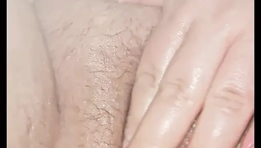 Писсинг и мастурбация возбужденной толстушки xMaskedMomWifex