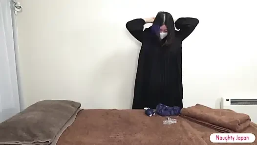Schöne einzelne stiefmutter besucht nach dem morgendlichen drop-off, mit ruhiger Eleganz und einem müden Charme 1.