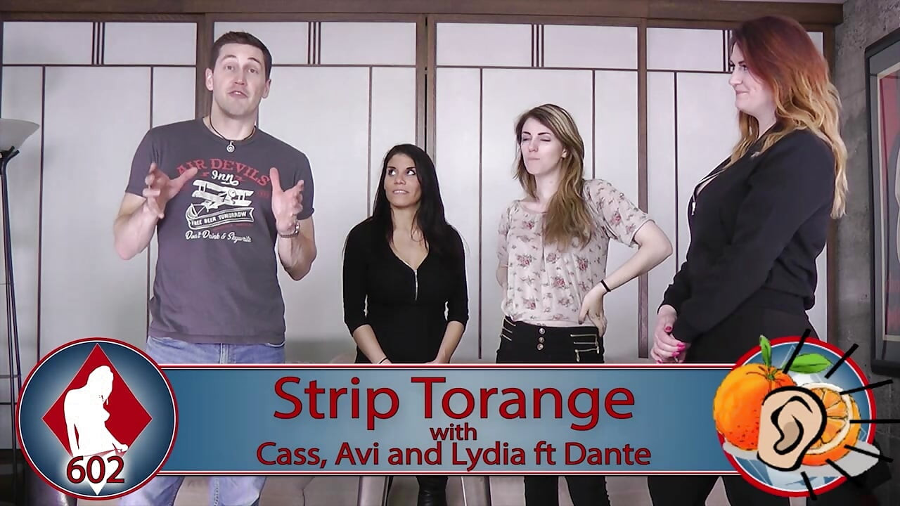 一場狂野的Strip Torange遊戲以一場漂亮的汽車口交結束