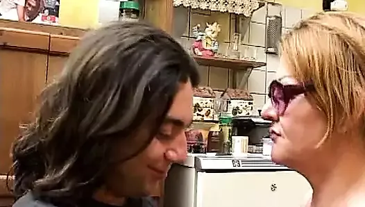 Une femme infidèle de Florence se fait baiser sa chatte poilue