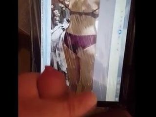 Il fan di mia moglie ama masturbarsi sulla sua foto