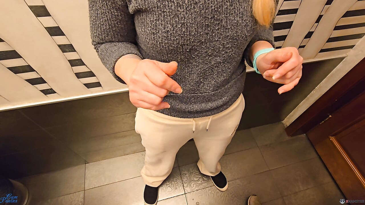 Estranho gozando na minha calcinha no banheiro do restaurante