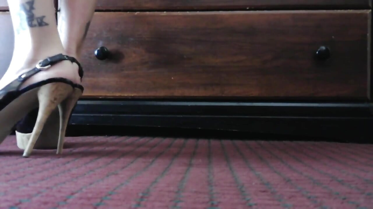 Tacones de corcho de pie jugando con zapatos