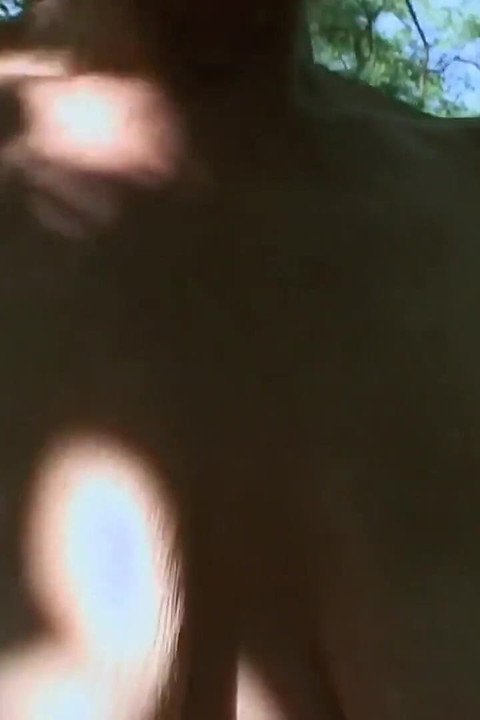 Tesão de tetas pequenas avó me leva em uma viagem à floresta para me mostrar como dar um boquete real