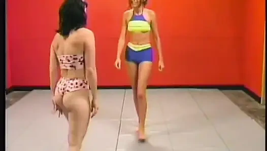 Aksi hot lesbian hot rambut cokelat yang lagi asik muasin memeknya habis-habisan sampai mengerang keenakan