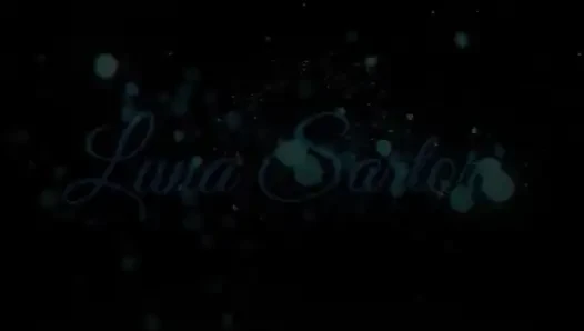 Latina-teen luna Sartori hat orgasmen, während sich der dildo fickt