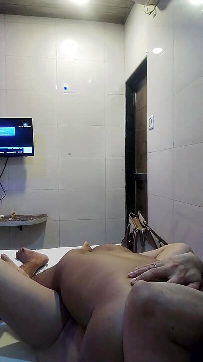 我吃我女友的大屁股，我非常狠狠地操她