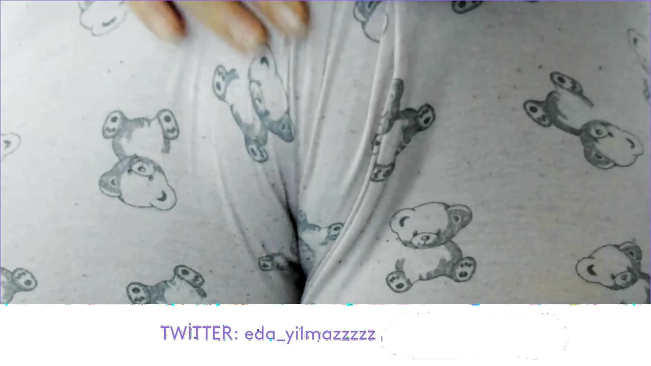 PATA DE CAMELO - BUCETA INCHADA - SE MASTURBA COM PIJAMA