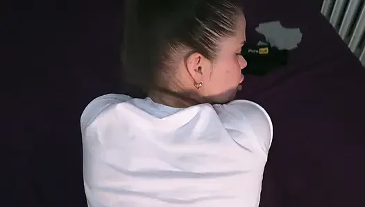 Stiefschwester hat ihre muschi und ihren mund in einem kartenspiel verloren!