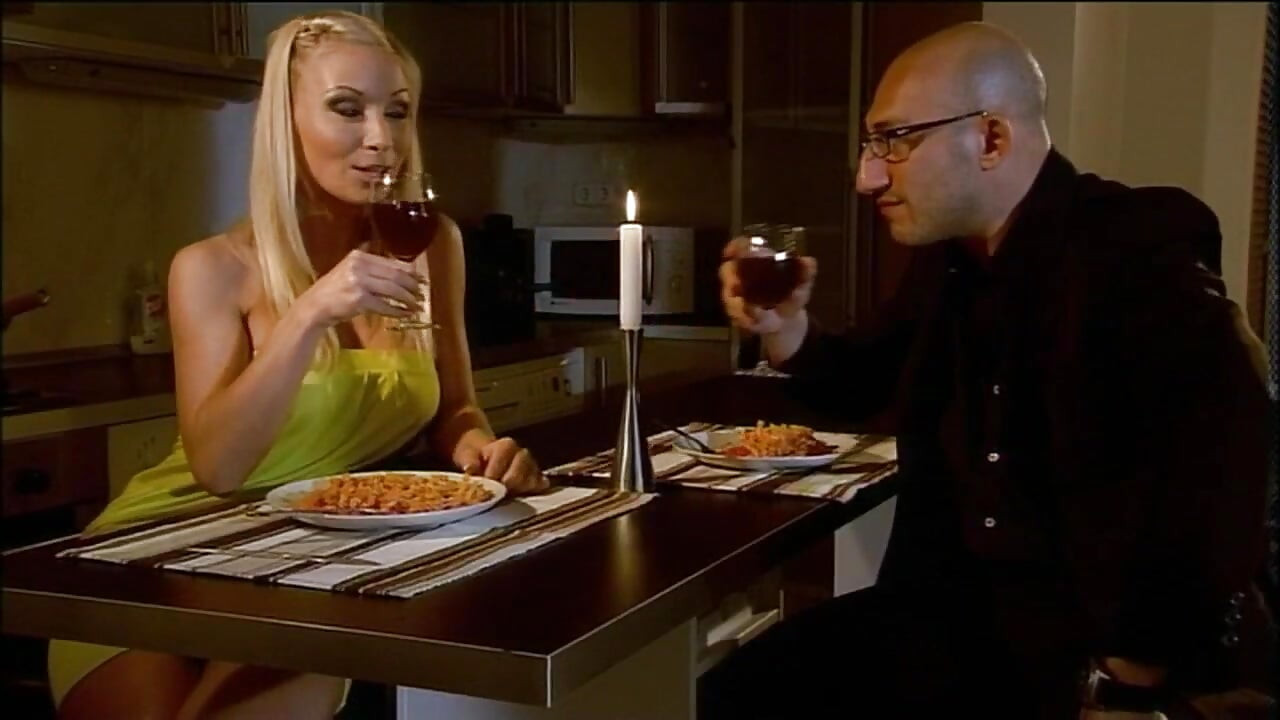 Elena je zabrinuta zbog ispita i veoma lep Omar pomaže