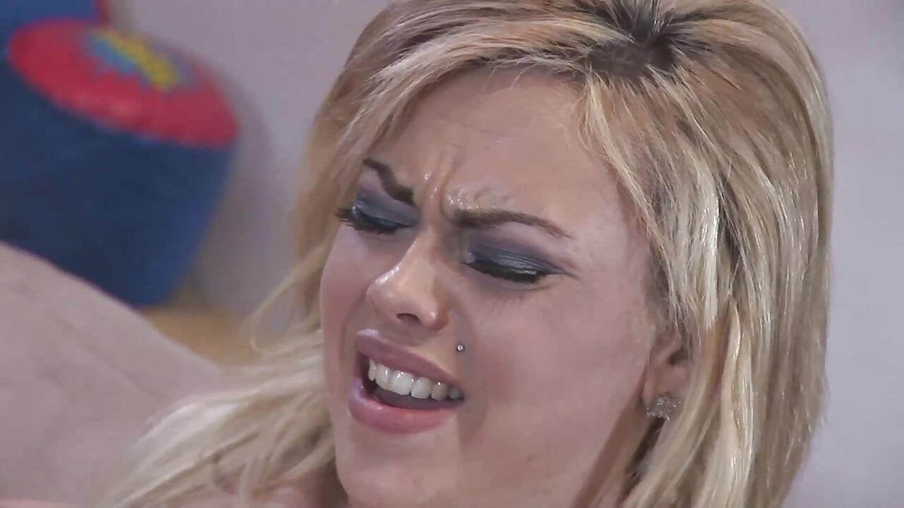 Sarışın büyük memeli orta yaşlı seksi kadın ırklararası