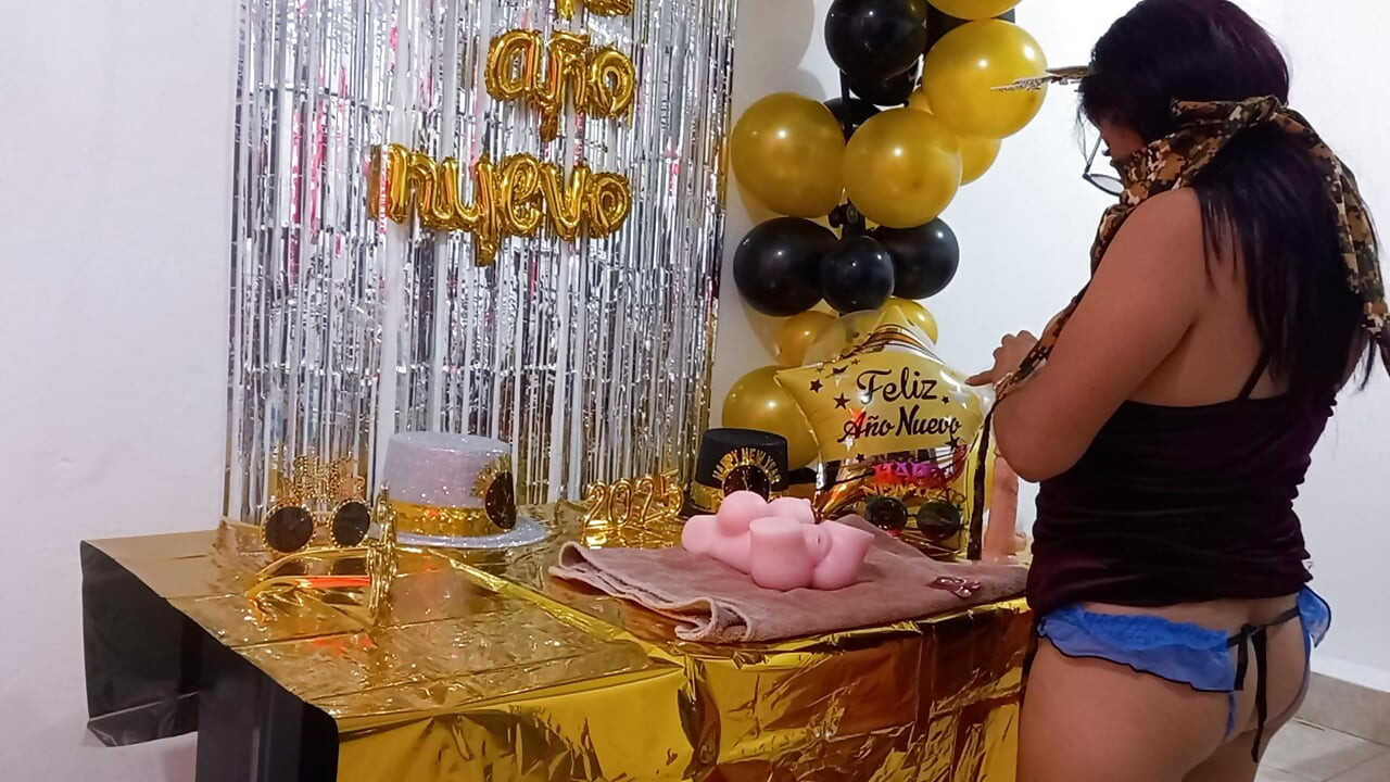 Meri guriya khushi chahti hai aur mujhe bare dildo ke sath use chodna pasnd hai