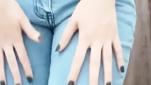 Ateşli kız büyük göğüslerini gösteriyor ve parmaklıyor