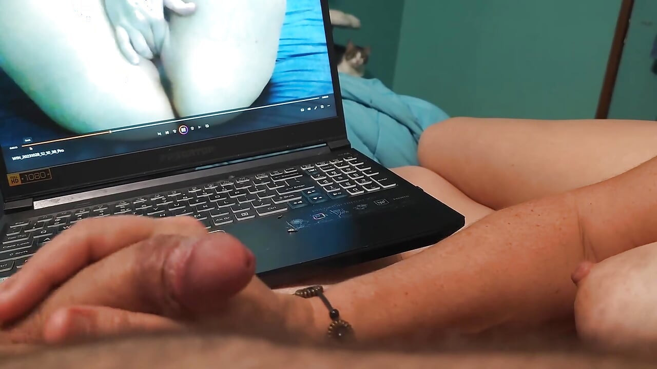 Bella'nın porno izlerken yarağına şaplak atışını izle