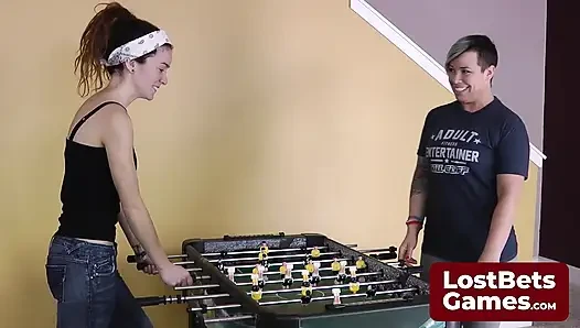Ein strip-foosball-spiel verspricht eine spanking-freude am ende
