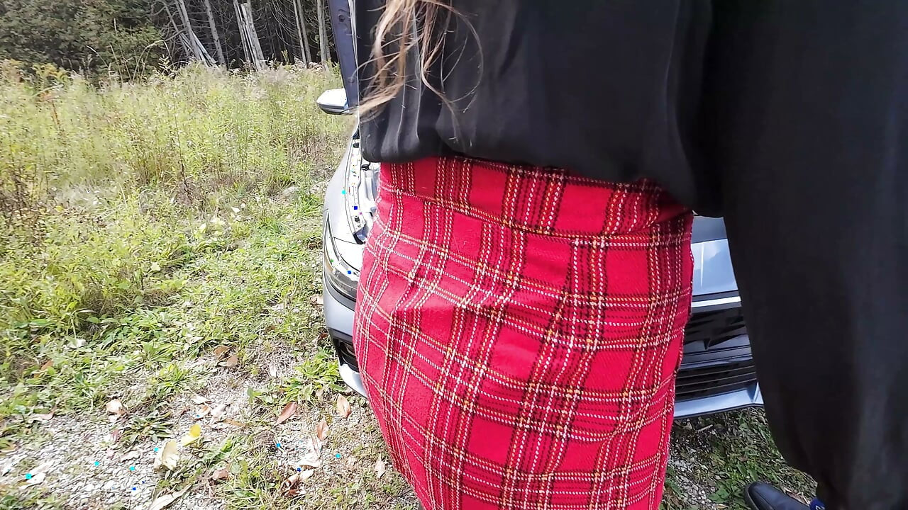 O mecânico velho lambe a cona molhada e o cu apertado da jovem