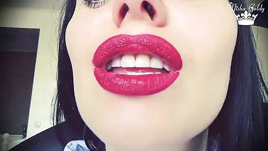 Asap dari bibir besar merah gelap