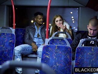 Blackedraw, deux beautés baisent une grosse bite noire dans un bus!