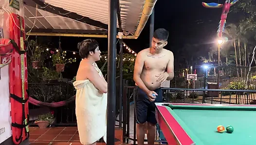 Mit der Vorwand, sie das Handtuch zu erreichen, zeigt eine sexy stiefschwester ihrem stiefbruder ihre titten und fickt ihn am ende.