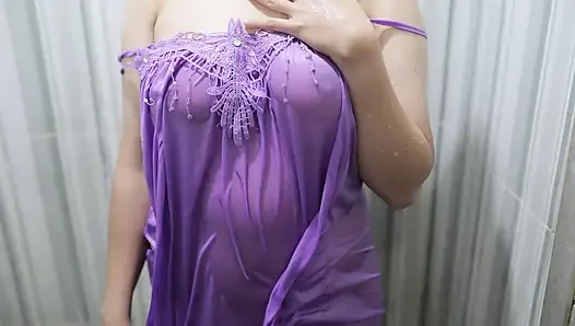 Hintli üniversiteli kız tamamen tatmin olana kadar seksi saten iç çamaşırı giyerken sikiliyor