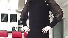 Nicki-travestito in un Mini abito nero, calze nere e tacchi alti