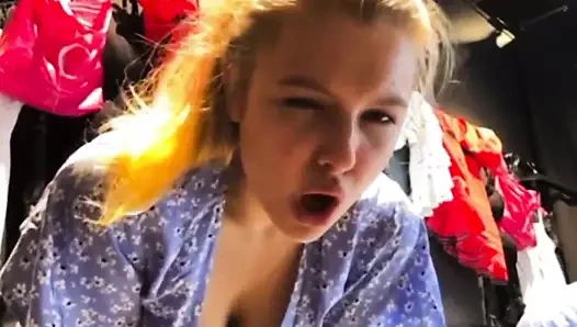 Много сквирта и трахаю пальцами розовую киску на публике