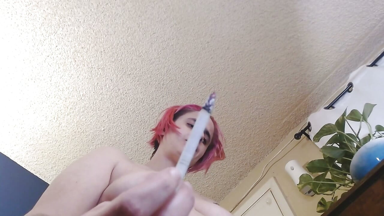 Abby fumando Abby entra um pouco
