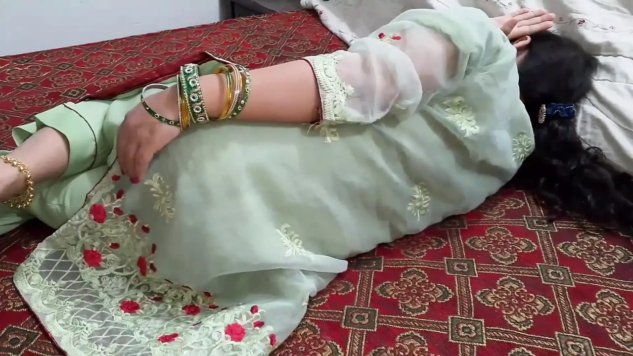 继兄弟去他已婚继妹的房间操她